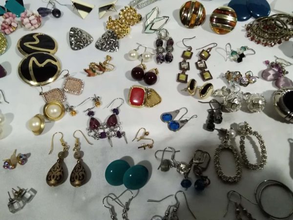 lot 262 quantity of earrings etc - Image 4