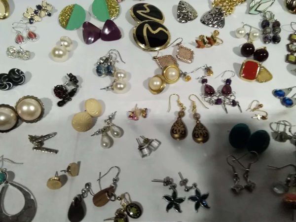 lot 262 quantity of earrings etc - Image 3