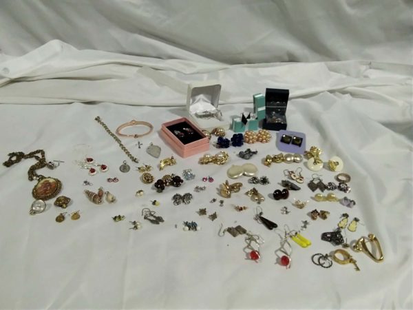 lot 263 quantity of mixed jewellery