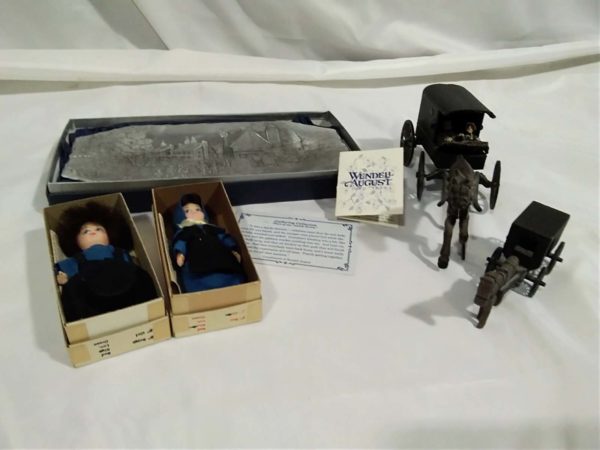 lot 246   Amish relted items – dolls, metal plate, figures - Image 11