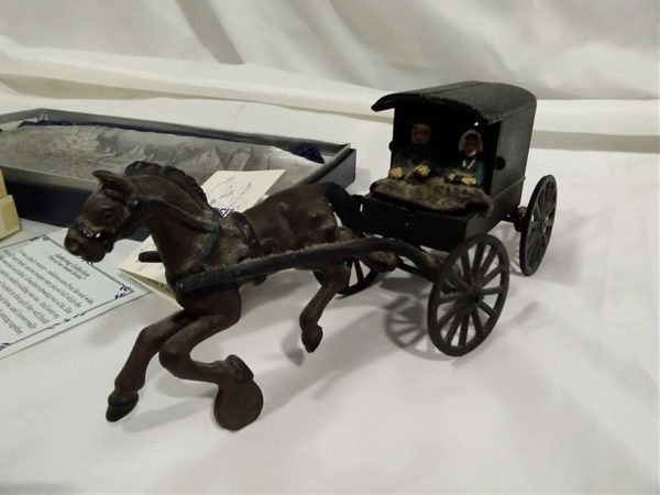 lot 246   Amish relted items – dolls, metal plate, figures - Image 9