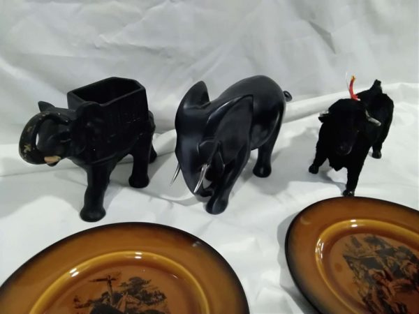 lot 296 2 elephant ornaments, a bull & pair of horse plates - Image 2