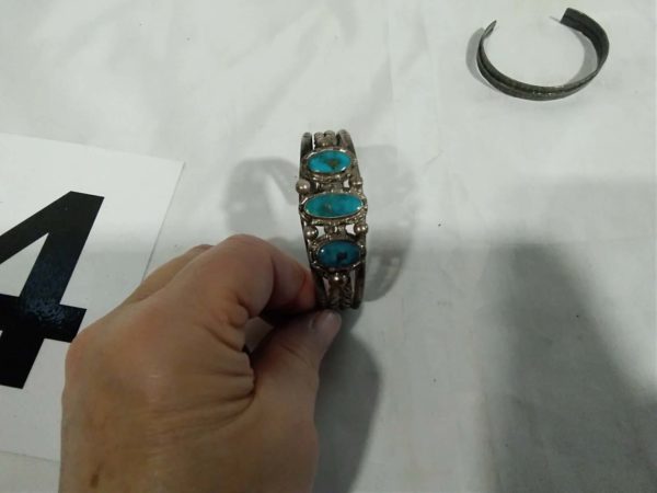 lot 354 2 x unmarked white metal bangles 1 x turquoise set - Image 2