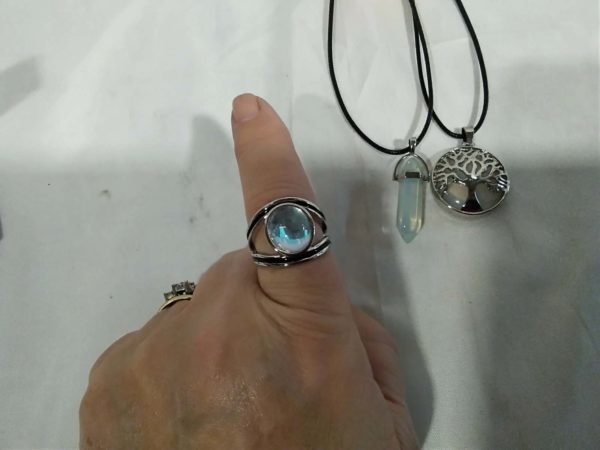 lot 365 tree of life & sphere pendants  & moonstone ring - Image 5