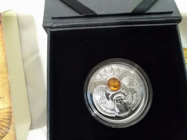 lot 369 2016 fine .999 silver amber scarab coin & COA - Image 4