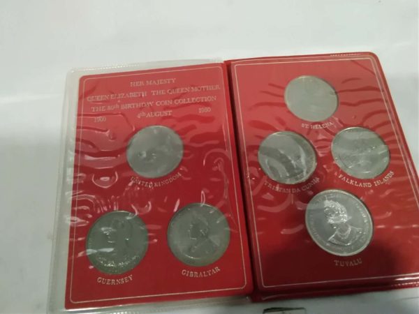 lot 375 The Queen Mother 80th birthday coin set - Image 2