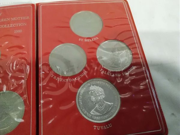 lot 375 The Queen Mother 80th birthday coin set - Image 5