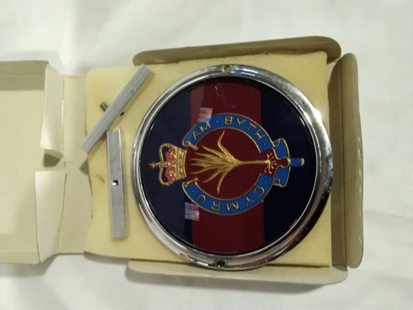 lot 377 vintage boxed Welsh Guards car grill badge mascot - Image 2