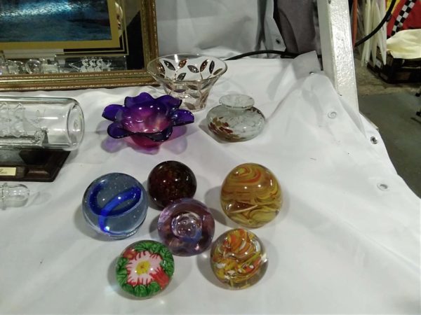 lot 413 house hold items steamer, mirror, glass ware, 6x paper weights etc - Image 6