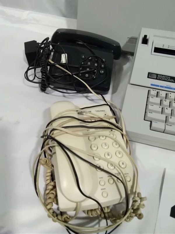 lot 421 Smith Corona XL1500 electric typewriter & 4 x  retro telephones - Image 4