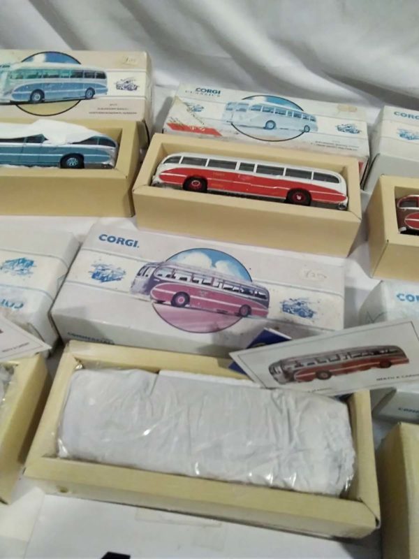 lot 435 6 Corgi Buses some still wrapped ( boxes Damaged) - Image 6