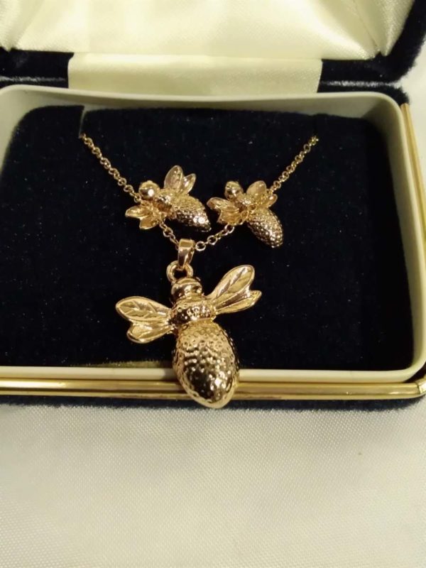 lot 463 bee earrings & necklace