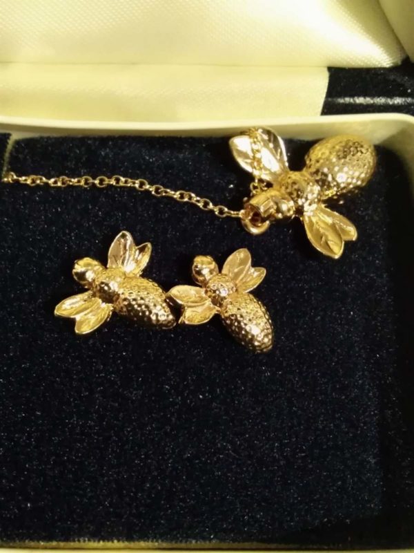 lot 463 bee earrings & necklace - Image 3