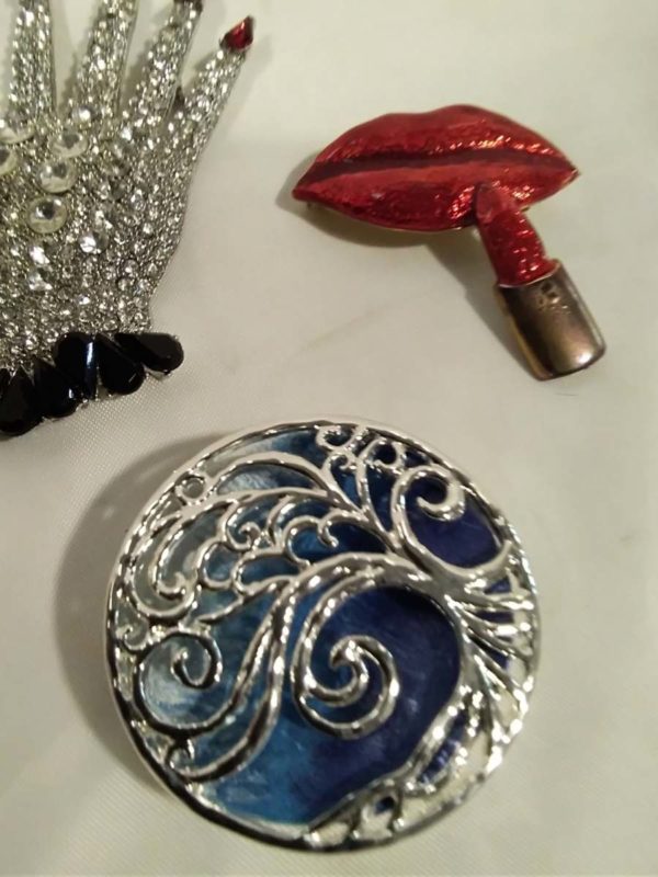 lot 465 3 brooches,  hand, lips & tree - Image 7