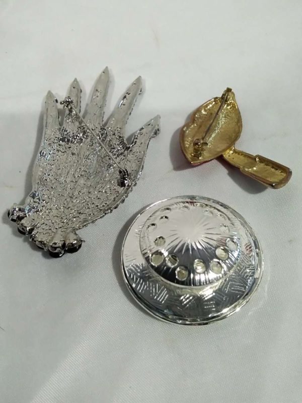 lot 465 3 brooches,  hand, lips & tree - Image 6