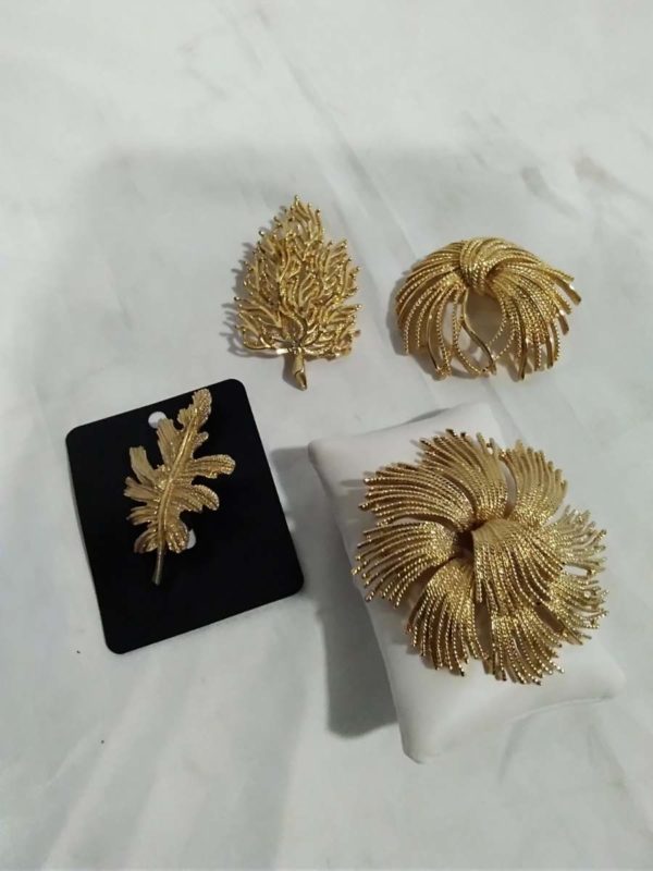 lot 468 4 gold tone brooches