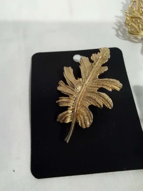 lot 468 4 gold tone brooches - Image 6