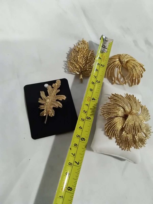 lot 468 4 gold tone brooches - Image 3