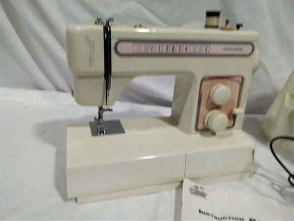 lot 472 Toyota sewing machine - Image 6