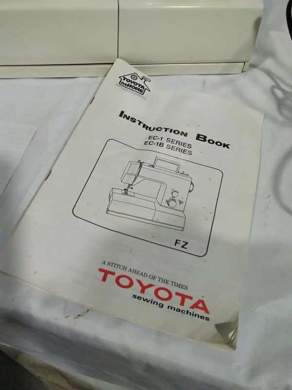 lot 472 Toyota sewing machine - Image 5