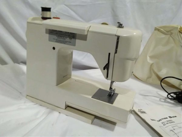 lot 472 Toyota sewing machine - Image 4