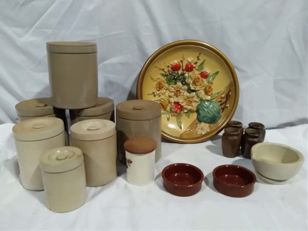 lot 475 pottery containers and plate