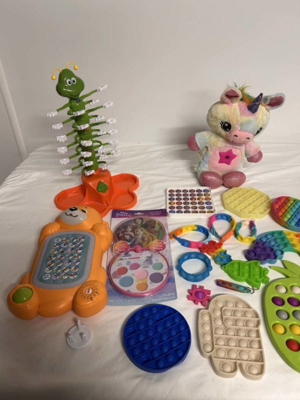 Lot 1000 BM – Childrens toys and pop-its - Image 3