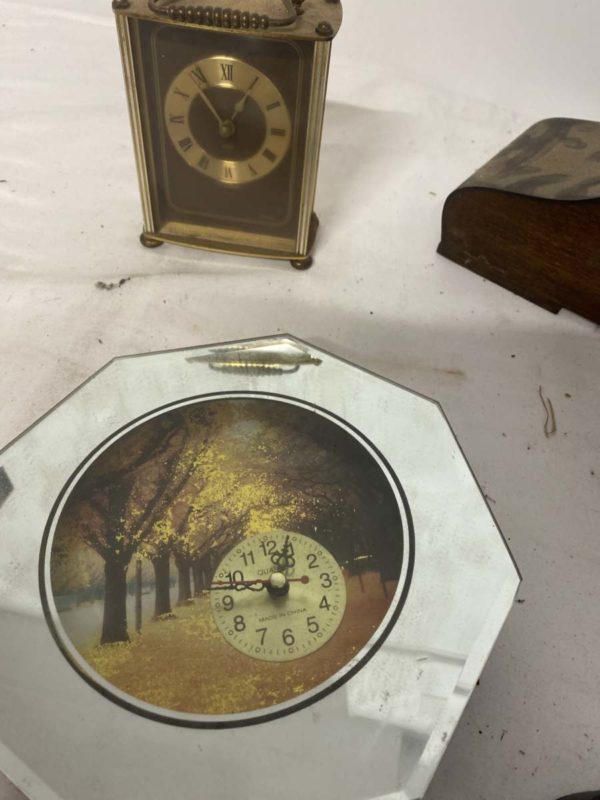 LOT 1082 JB : VINTAGE MANTLE CLOCK AND OTHERS - Image 4