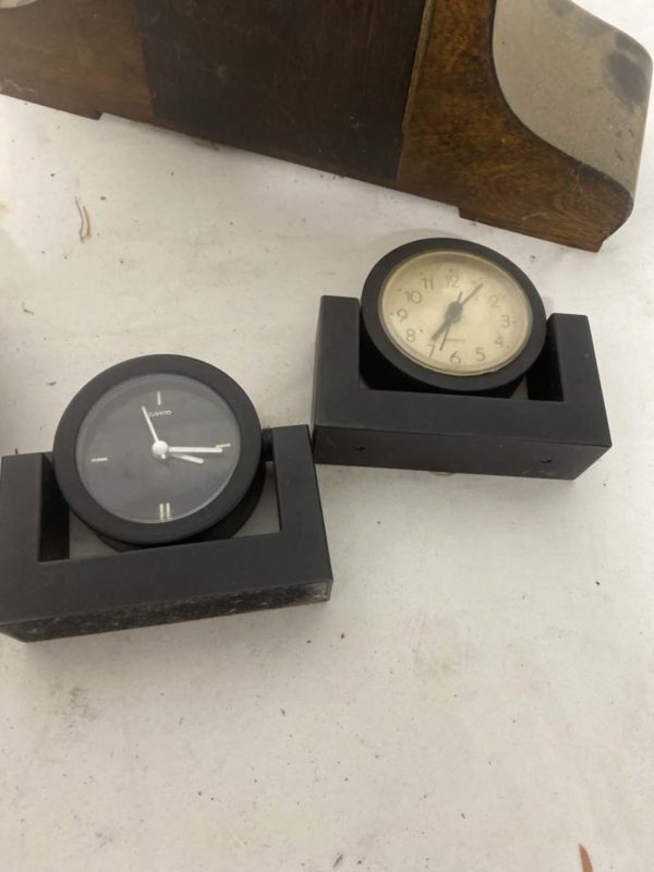 LOT 1082 JB : VINTAGE MANTLE CLOCK AND OTHERS - Image 5