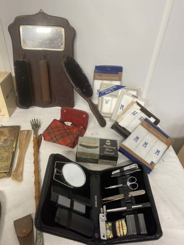 LOT 1O85 JB : MIXED VINTAGE ITEMS INC GLASSES - Image 2