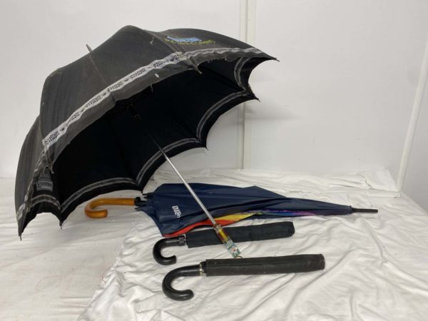 lot 1092 JB : FOUR VINTAGE UMBRELLAS