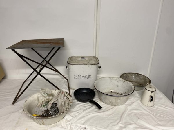 LOT 1094 JB : VINTAGE METAL WARE INC TABLE