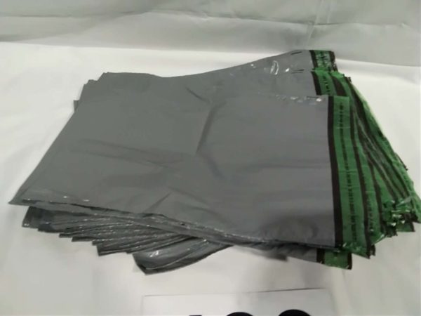 lot 490 approx 100 plastic self seal postal bags 300 x 400