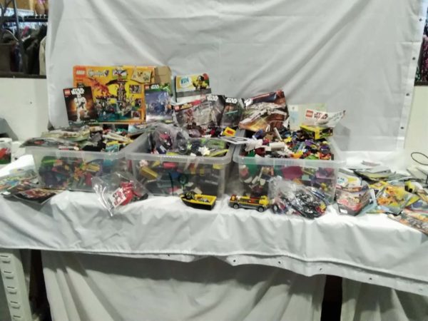 lot 492 approx 24 kilos of mixed lego & booklets