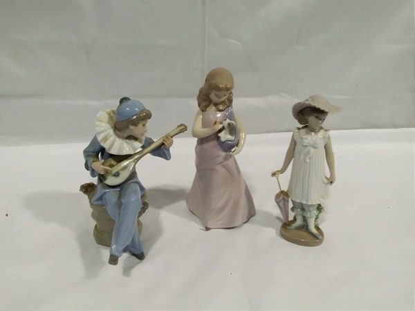 lot 502 3x NAO figurines