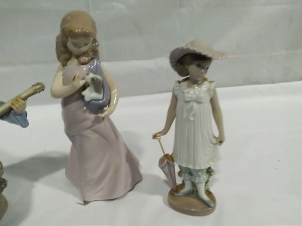 lot 502 3x NAO figurines - Image 5