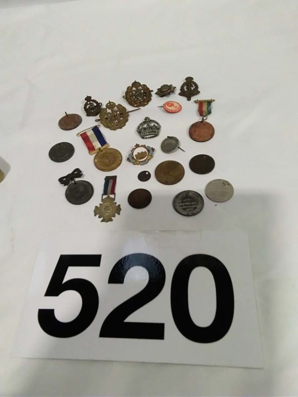 lot 520 tin of vintage cap badges & medals - Image 2