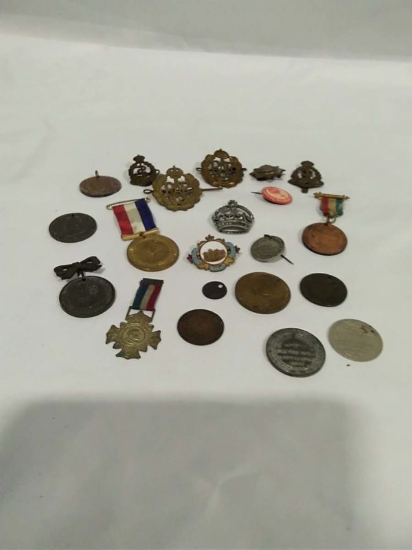 lot 520 tin of vintage cap badges & medals