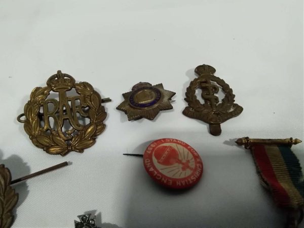 lot 520 tin of vintage cap badges & medals - Image 11