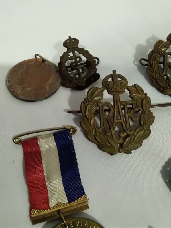 lot 520 tin of vintage cap badges & medals - Image 9