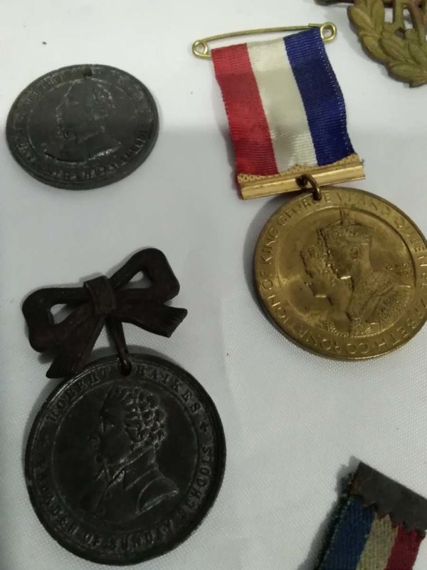 lot 520 tin of vintage cap badges & medals - Image 8