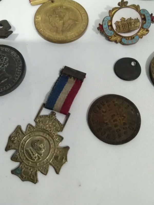 lot 520 tin of vintage cap badges & medals - Image 7