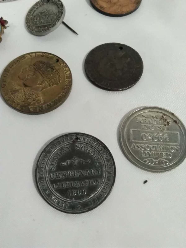 lot 520 tin of vintage cap badges & medals - Image 6