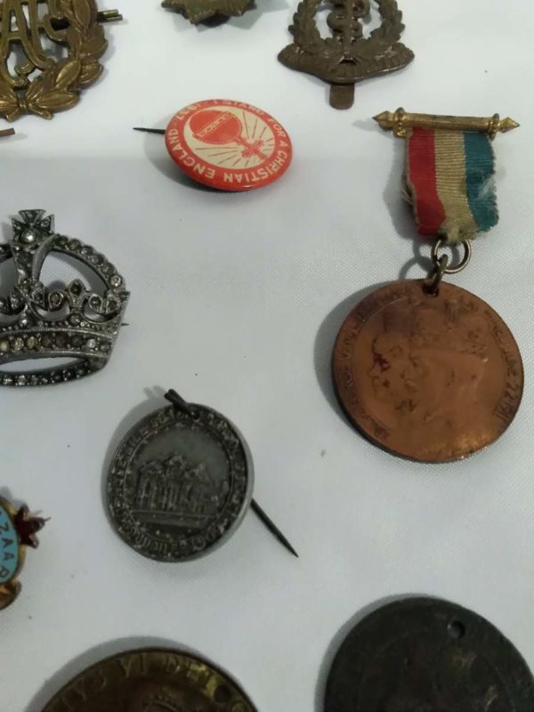 lot 520 tin of vintage cap badges & medals - Image 5