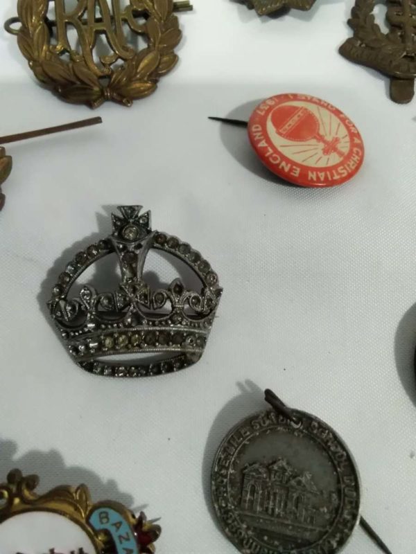 lot 520 tin of vintage cap badges & medals - Image 4