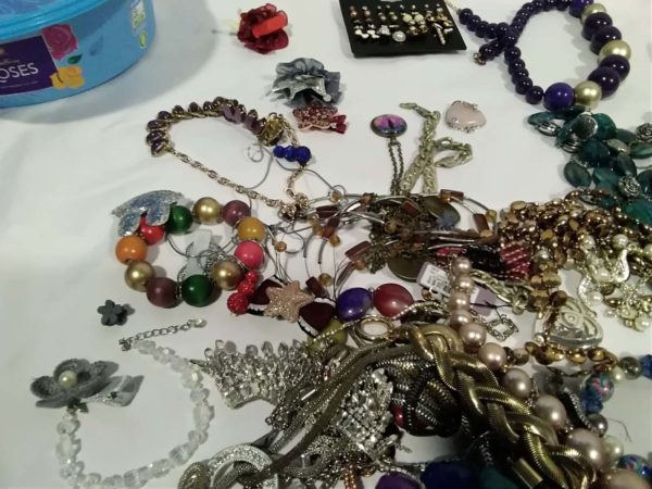 lot 525 tub of costume jewellery - Image 4