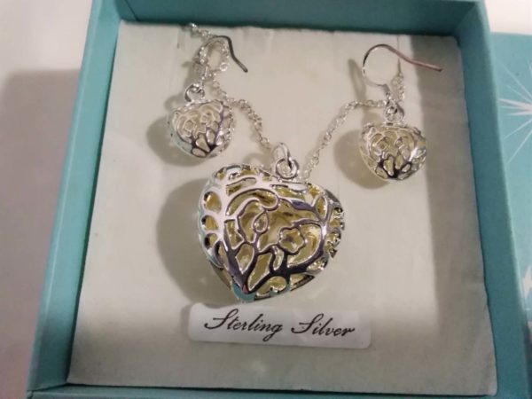 lot 530 boxed sterling heart pendant & earing set