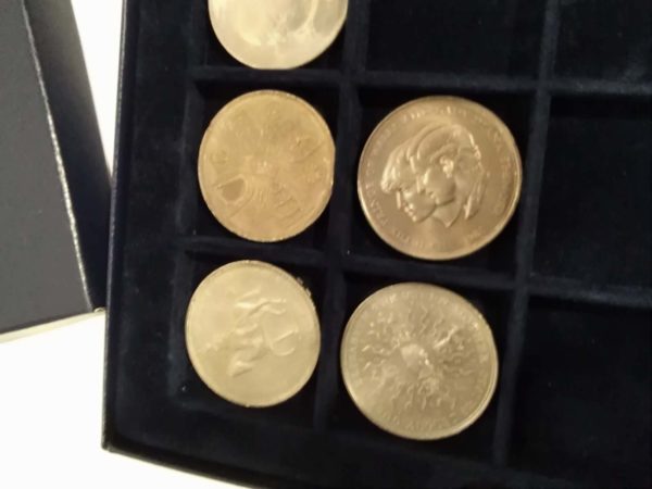 lot 554 empty coin box & trays & commemorative coins - Image 3