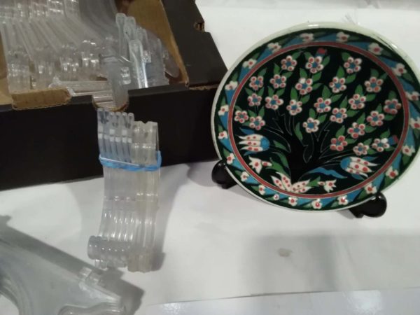 lot 580 assorted plate display stands - Image 2