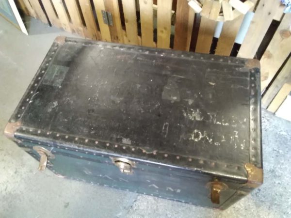 lot 588 large travel/storage chest stamped PAN AM - Image 9